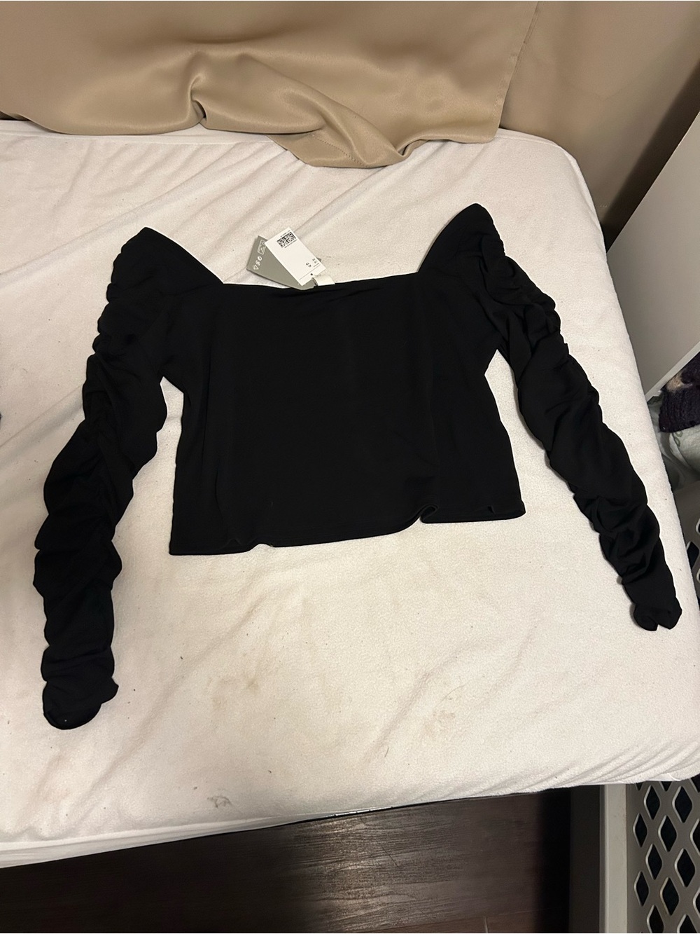 H&M Black Off-Shoulder Ruched Long-Sleeve Crop Top